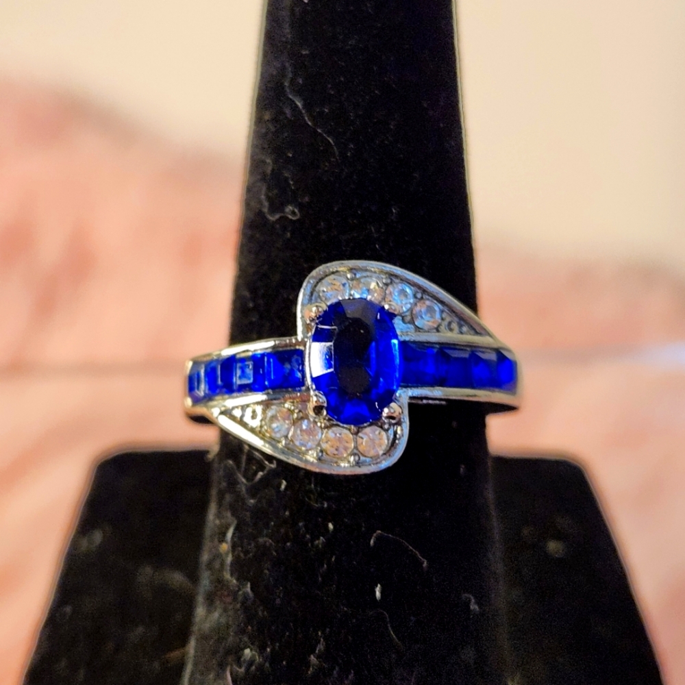 Elegant Blue and Silvertone Ring SIZE 6 (Y4)
